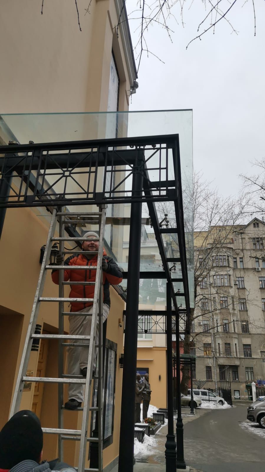 Козырек из закаленного триплекса