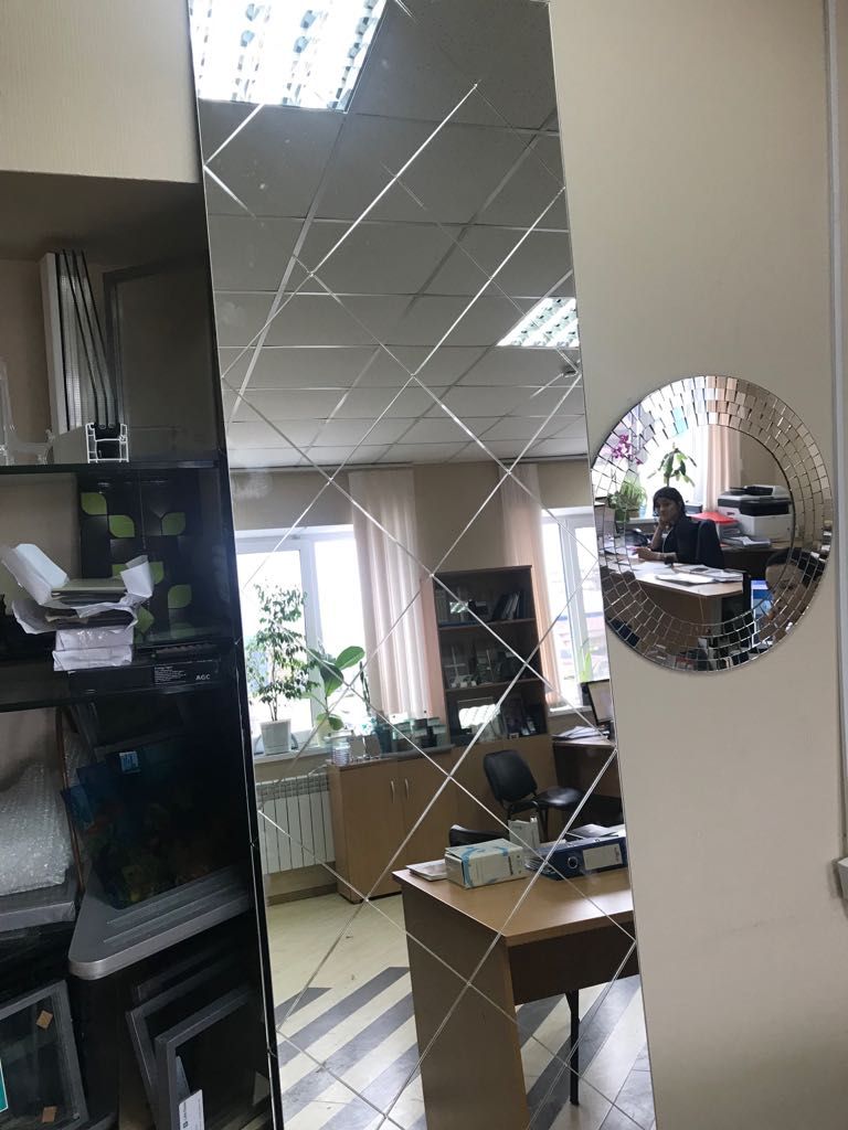 Зеркальное панно с витражным контуром